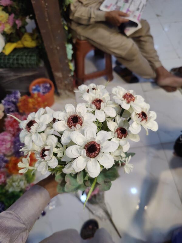 Artificial simulated chamomile flowers.